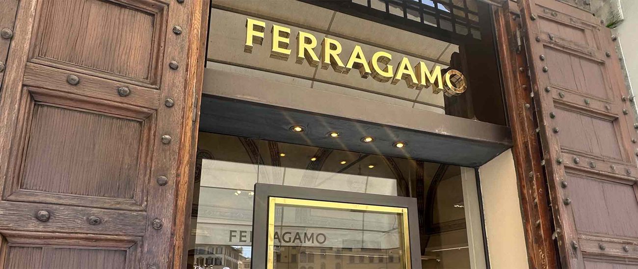 Ferragamo Flagship-Store Florenz, goldene Ladenschrift über dem Eingang